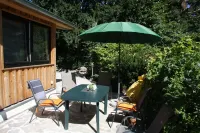 Modernly Furnished Bungalow with Fireplace, Surrounded by Greenery. Отели рядом с достопримечательностью «Schloss Reinhardsbrunn»