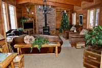 Unique Guesthouse on the Beautiful Gallatin River - Hot Tub w/ Amazing Views!