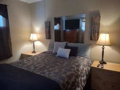 Large home with pool, trampoline, fire pit, and deck! Hotels near Storybook Island