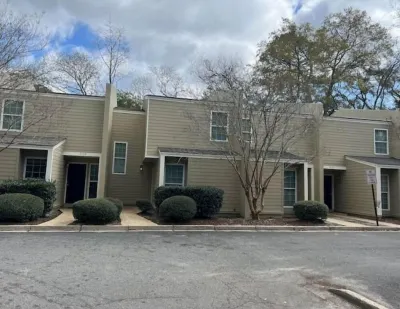 Clean & Comfy 3 BR 2 Bath Townhouse W/ Amenities