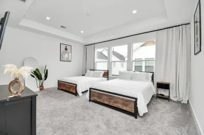 Stylish 4 Beds - Min to Downtown W/Backyrd Hotels in North Houston
