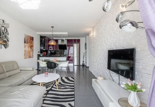 세련된 주방 및 거실