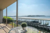 Perfectly located Lake Hamilton lake front condo. 5 miles to Oaklawn Race Track