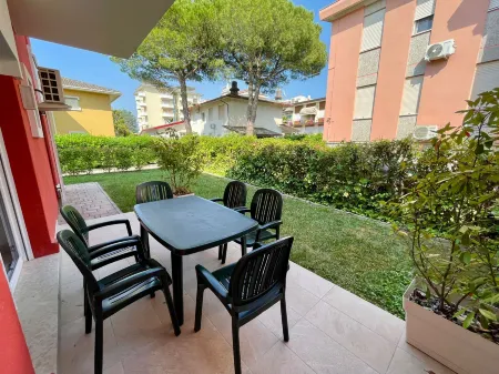 Flat with Private Garden by the Sea