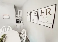 Beautiful newly refinished Home with easy access to Lethbridge with lake close. Hotel in zona West Lethbridge Towne Centre