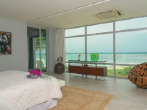 Newly Expanded! Lavish & Exclusive Beachfront Mansion. Ξενοδοχεία στην πόλη Savaneta