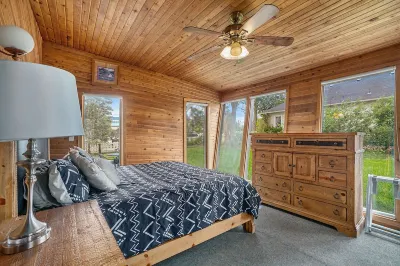 Beautiful Victorian 4 Bedroom downtown Castle Rock Hotels near Nixon & Co. Salon & Boutique