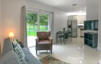 New Miami Townhouse On Lake SU For Families 3Bd, 1Bth, 5 Per