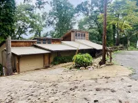 Pets/Kids love the Jacuzzi @ Large Lakeside Cabin