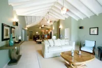 Spacious 3 bedroom villa with pool in Red Pond