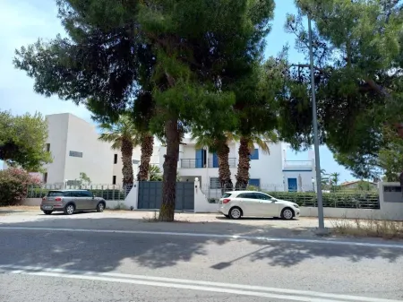 Kinetious Nisous Stylish Apt, Pool, near the Beach