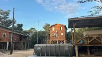Amazing Jungle Tree House right over the river with bikes and canoe Hotel a Burrell Boom