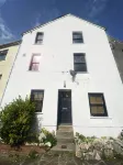 Petfriendly Courtyard Flat Sleeping 2 or 3, Steps from Pembroke Millpond Hotel dekat Pembroke Castle