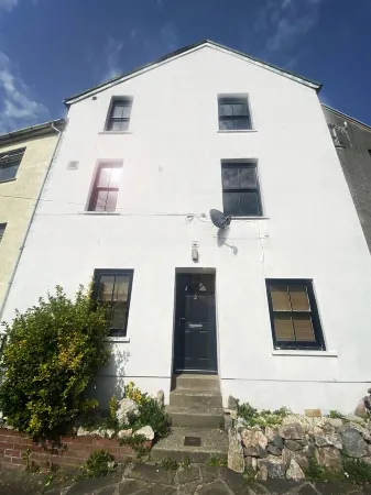 Petfriendly Courtyard Flat Sleeping 2 or 3, Steps from Pembroke Millpond