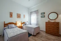 Villa del Manzano, Complete villa with pool just 15 minutes from Seville
