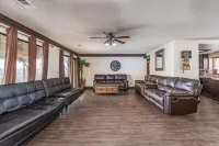 5 Bedrooms &3 Bathrooms House spacious living room and amazing View of Oakhurst