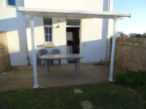 Independent studio + enclosed garden.800 m from Plage du Ster and 5 kms from La Torche