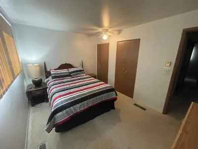 Spacious 4 bedroom 7 beds house with AC, WiFi in welcoming Sterling Heights Hotels near Big Toys