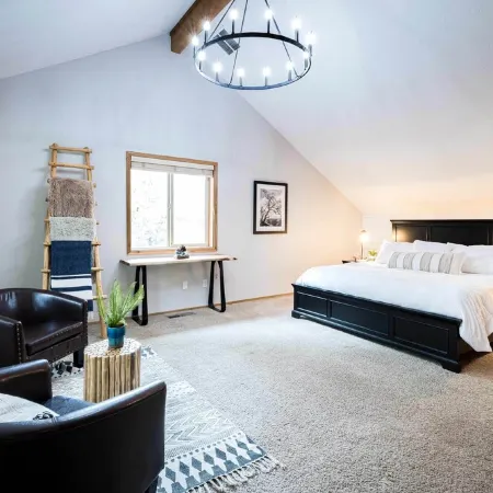 Peaceful modern oasis -walking distance to Village