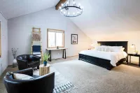 Peaceful modern oasis -walking distance to Village