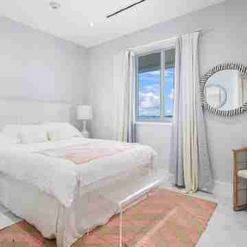 *NEW* Oceanfront apartment steps away from Baha Mar Rooms
