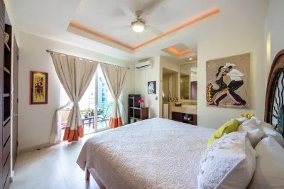 Luxury Condo in Old Town, 2 Blocks from the Beach