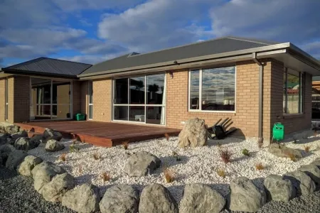 Spacious Quiet | 3BR | Decks | Wi-Fi | BBQ | Views Отели рядом с достопримечательностью «Point Kean Viewpoint»