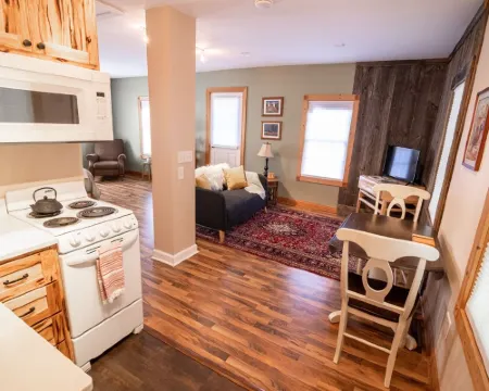 Newly remodeled, private, sunny downtown apartment; near restaurants & shopping. Hotel di Viroqua