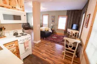 Newly remodeled, private, sunny downtown apartment; near restaurants & shopping.