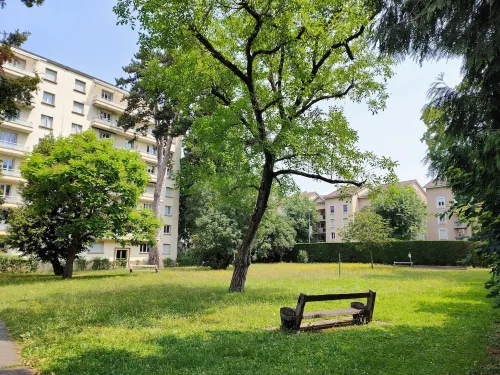 Superb renovated air-conditioned apartment with private parking space