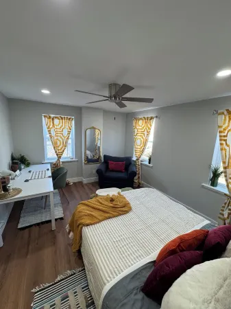 Stylish, Family Friendly Collingdale Home, Near Philly, Fireplace, Parking, WiFi