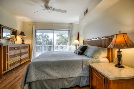 Book your getaway now! Relax on the screened porch looking out over the Bay!