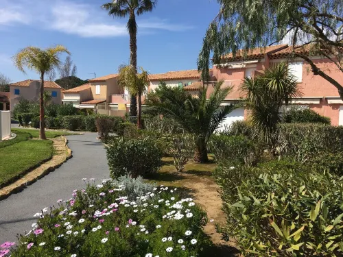 Air-Conditioned Cottage with a Pool, Near the Beach, in a Gated Community - Homestays