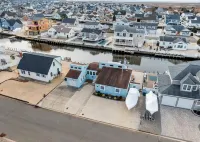 Lagoon-front home just minutes from the beach!