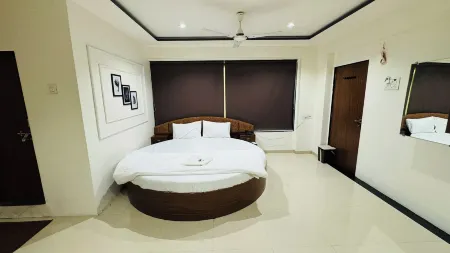 Hotel Palladium Отели в г. Сурат