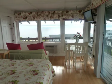 Waterfront-View Studio #22 · Deck, Parking & Free Shuttle to P-Town