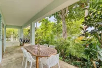 R HOUSE on Steps Beach in the Tres Palmas Marine Reserve