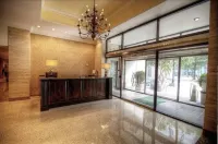 Modern 2 bedroom Condo w/ Skyline View