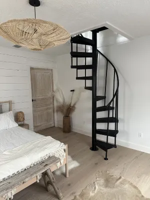 A Sanctuary of Stories! Big Red Barn Event Center附近的飯店