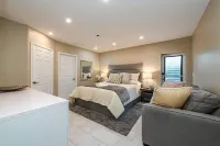 Newly Renovated, Beach Close, Pet Friendly, Modern Luxury Retreat