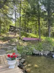 Muskoka cottage on Penlake.  The perfect getaway surrounded by trees and nature. 드와이트 도서관 주변 호텔