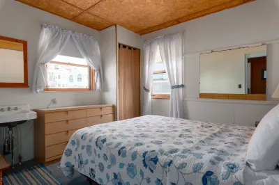 Come enjoy 7 miles of beaches in sunny OOB in this 3 bedroom condo!