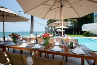 Casa La Playa, a 6 Bedroom FULLY STAFFED, MODERN BEACHFRONT VILLA,  Walk to Town