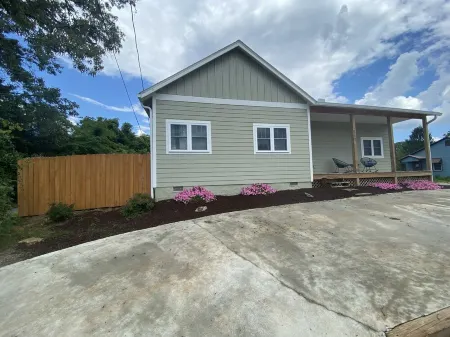 Have the Best of Both: Quick Access to Downtown Brevard & Pisgah Forest. Отели рядом с достопримечательностью «Lake Tahoe»