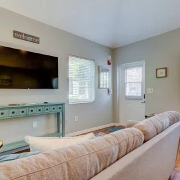 Spacious studio in Downtown Dunedin! Super Cute and Comfortable!