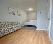 Cozy king suite with kitchen and dining area. 코람 호텔