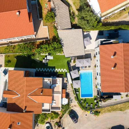 Villa LuiSole - Apartment °1 with heated saltwater pool, family-friendly Отели в г. Крк