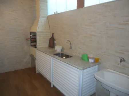 Beach house in condom. gated, 2 suites, air conditioning, churr., 2 pools. Отели в г. Juquei