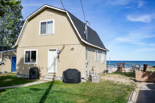 Beach Club of Oscoda - the Lakeshore Cottage