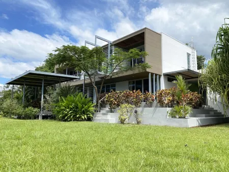 Pura Vida Luxury Villa W/King, Hotub, Pool, Yoga Platform Minutes from Beach